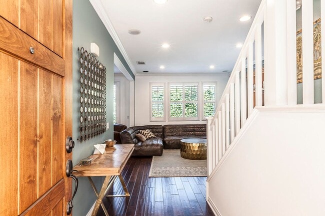 Building Photo - Large 3 Bed 2.5 Bath Home Available In Eas...