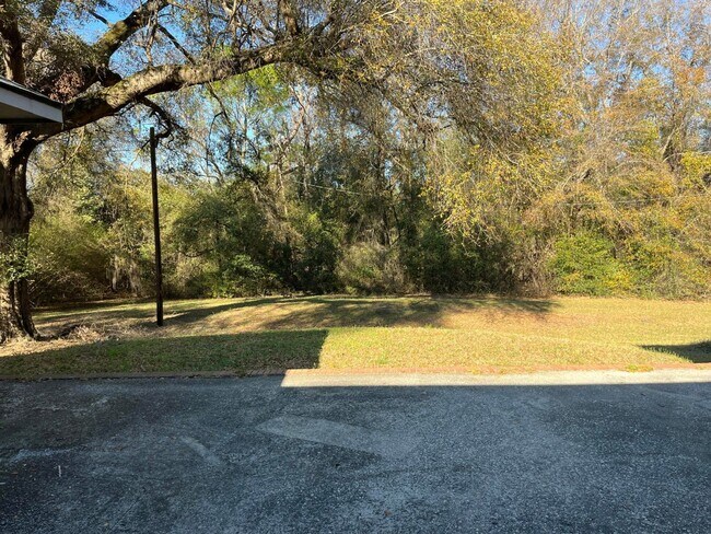 Building Photo - Large country home on private acreage