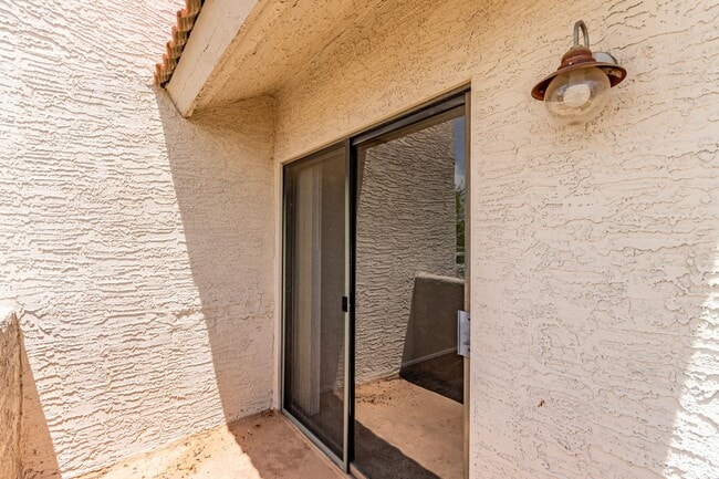 Building Photo - Awesome 2-Level Condo in Prime Scottsdale ...