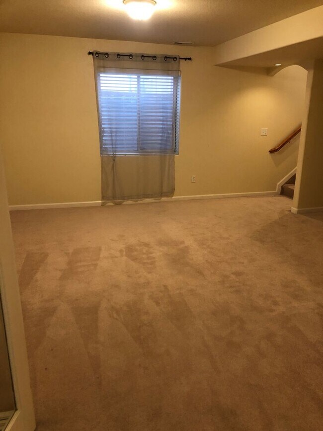 Building Photo - Bright and Open 3 Bed 3 Bath Townhome in G...