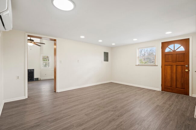 Building Photo - Dolly's