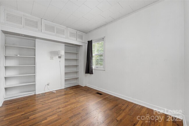 Building Photo - 387 Woodlawn Ave