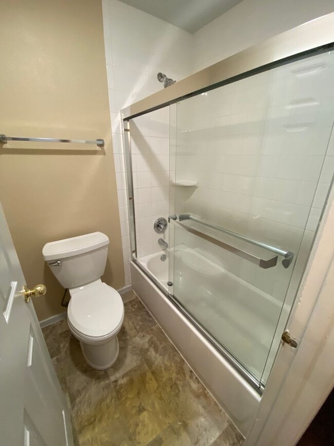 Building Photo - 3 bed, 2.5 bath, 3 car garage home in Nort...