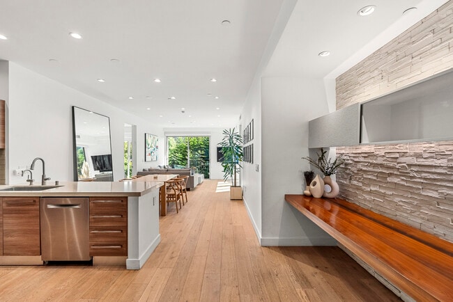 Building Photo - 855 N Croft Ave