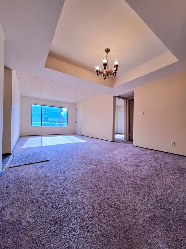 Building Photo - Spacious First Floor 2bd Condo With Laundr...