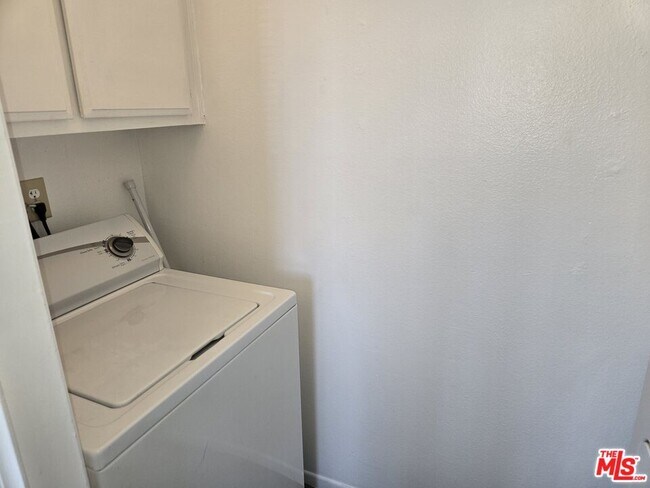 Building Photo - 1233 Tamarind Ave