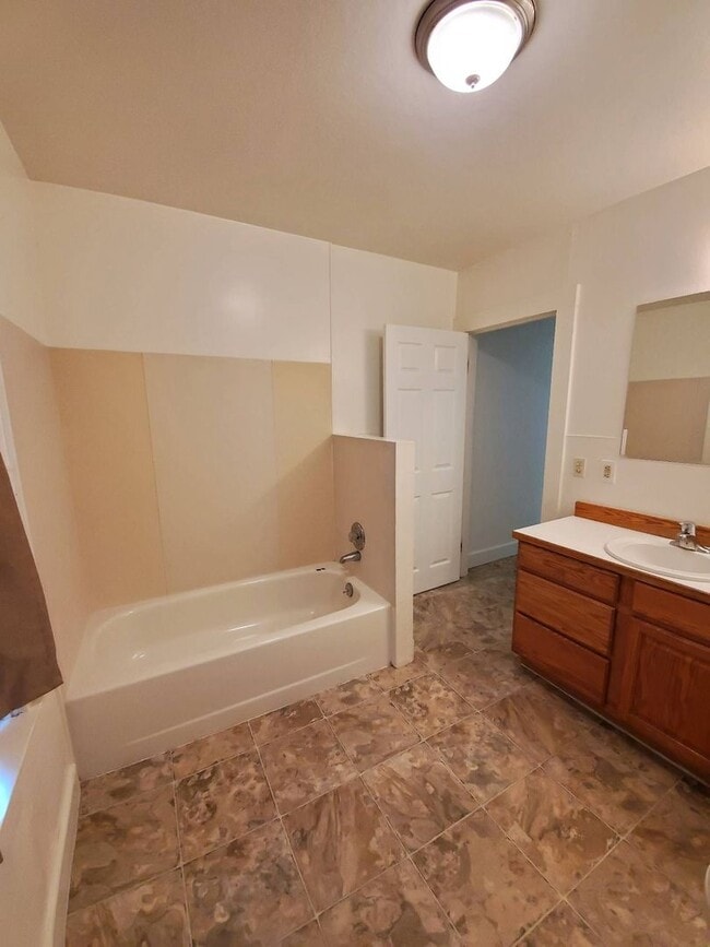 Building Photo - 3 Bedroom Home