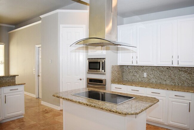Building Photo - Prestigious 5-3.5-3 w POOL in Southlake!