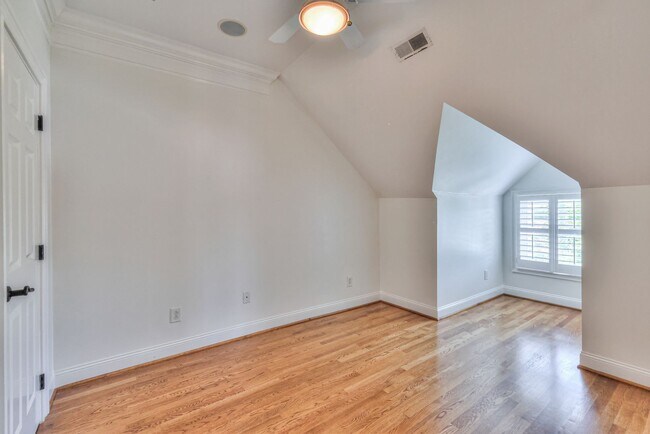 Building Photo - Perfect Brownstone in Sylvan Park near Wes...