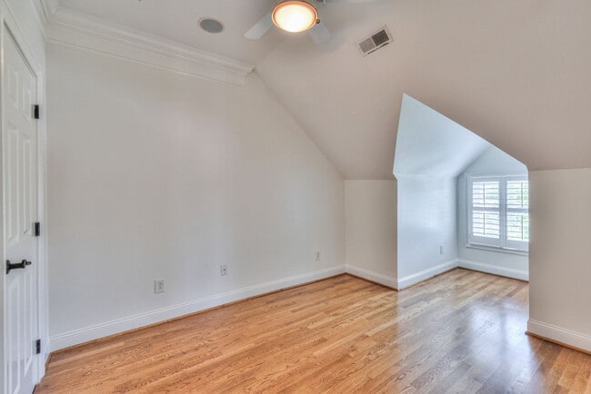 Building Photo - Perfect Brownstone in Sylvan Park near West End