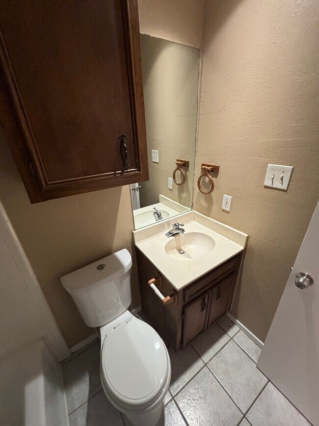 Building Photo - 1 bed 1 bath duplex unit