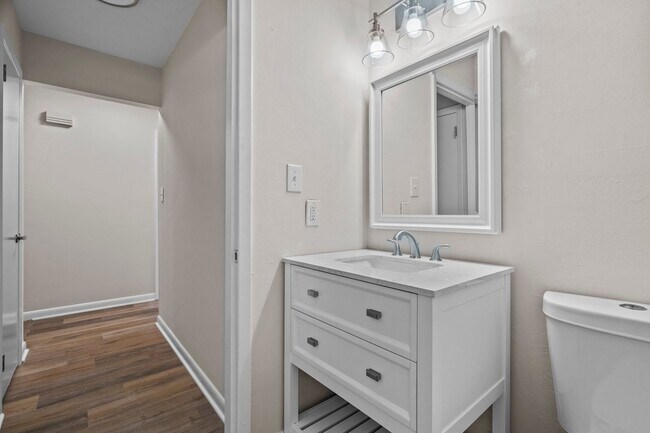 Building Photo - Gorgeous 3 Bedroom, 2 Bath Split-level home in Brentwood - High-end Renovation, Pet Friendly!