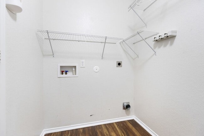 Building Photo - Charming Home Awaits: Spacious & Modern Living in a Prime Location