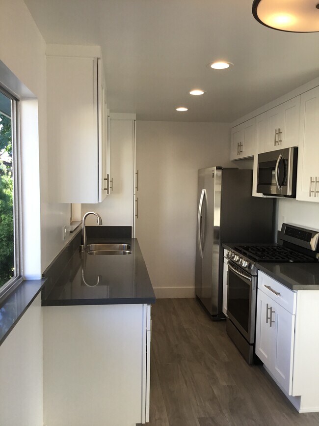 Kitchen - 2604 Graham Ave