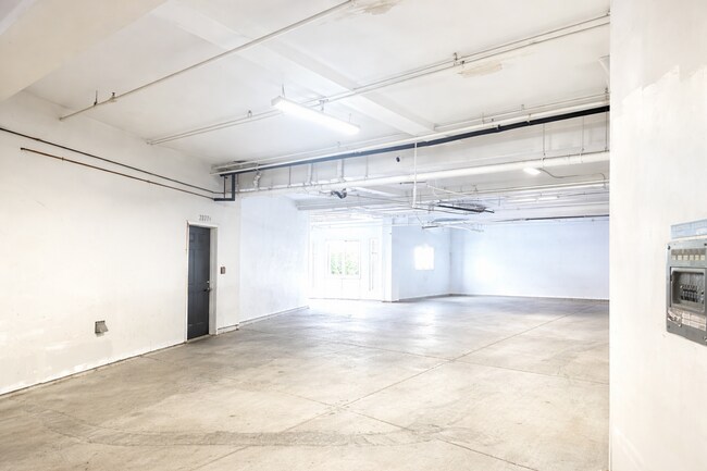 Building Photo - Chapman