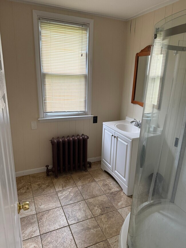 Building Photo - 605 E 19th St