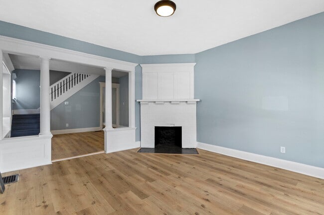 Building Photo - 17 E Parkview Ave