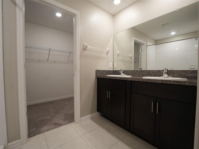 Building Photo - 402 Royal Empress Dr