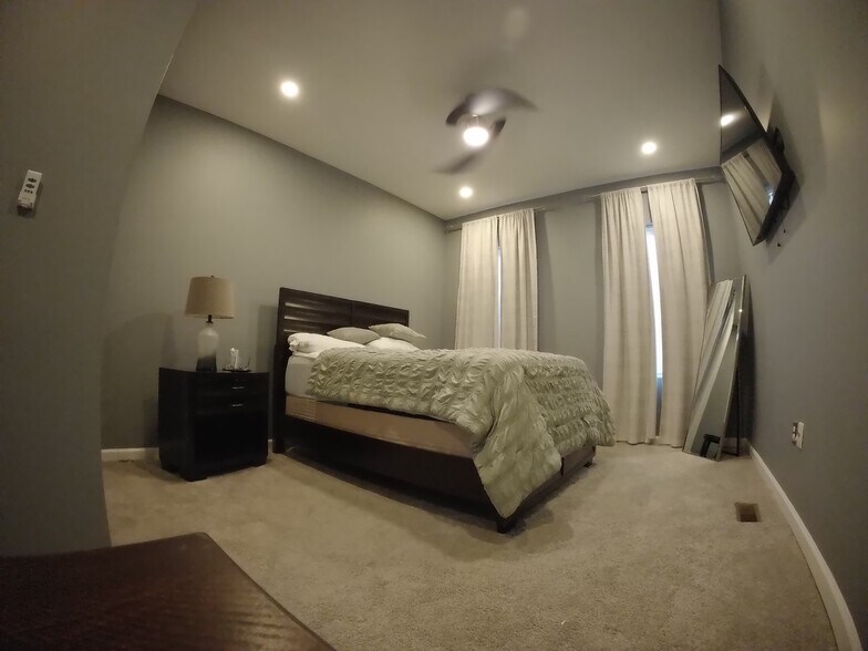 Building Photo - 819 N Montford Ave