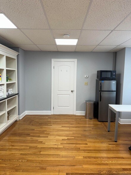 Building Photo - 211 Montowese St