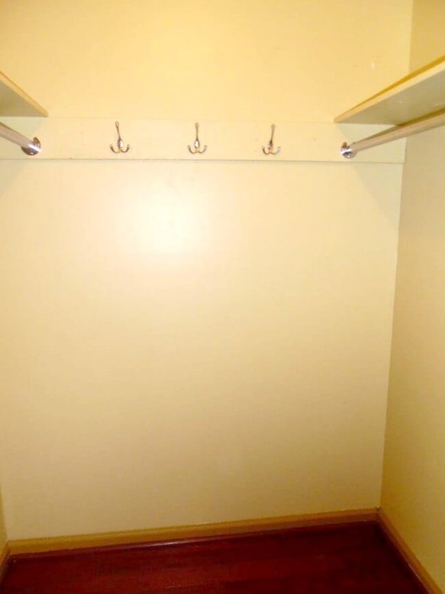 Building Photo - Great Curb Appeal, Location, and Price!