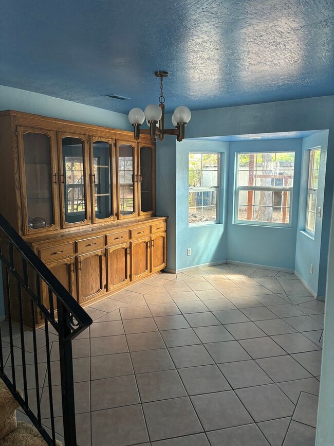 Building Photo - 4 B/R 2 1/2 BA House in Gridley AVAILABLE ...