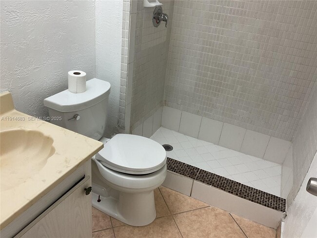 Building Photo - 301 Cambridge Rd