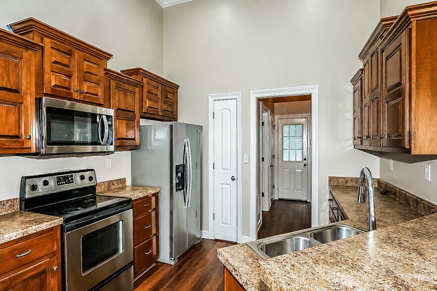 Building Photo - 4378 Bloombury St
