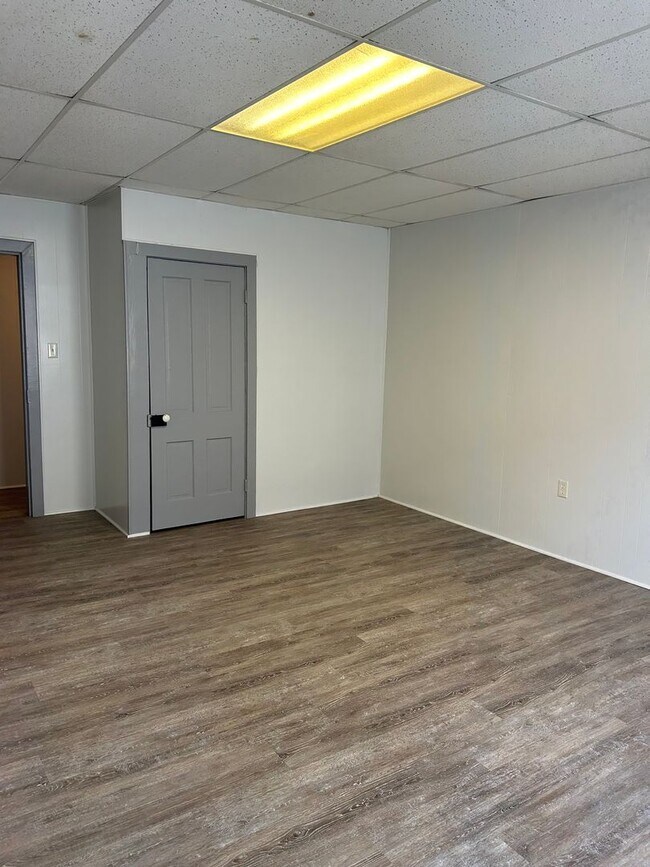 Building Photo - 27 W Seminary St