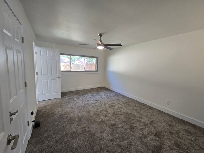 Building Photo - Spacious 3/2/2 - Newly remodeled Kitchen a...