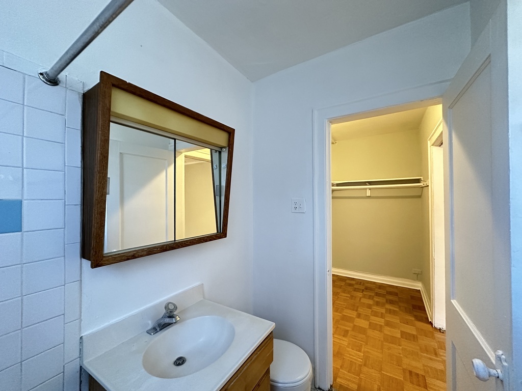 Building Photo - 714 W Belmont Ave