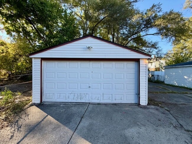 Building Photo - 3 Bedroom 1 1/2 Welcome Section 8