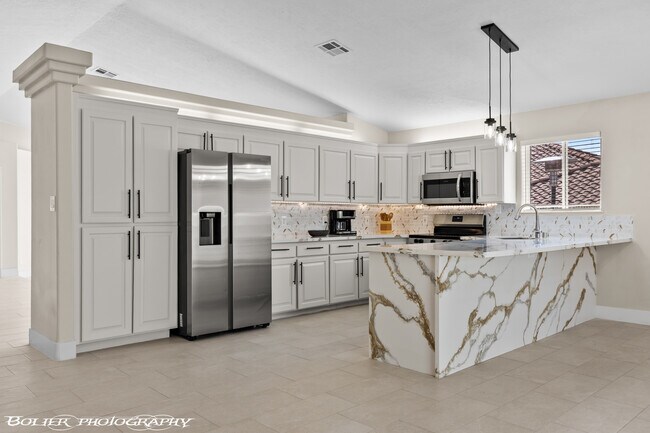 Building Photo - 931 Chaparral Dr