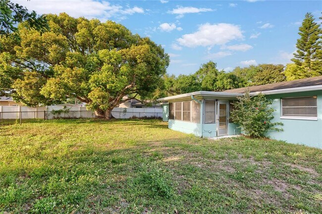 Building Photo - 1248 Lazy Lake Rd W