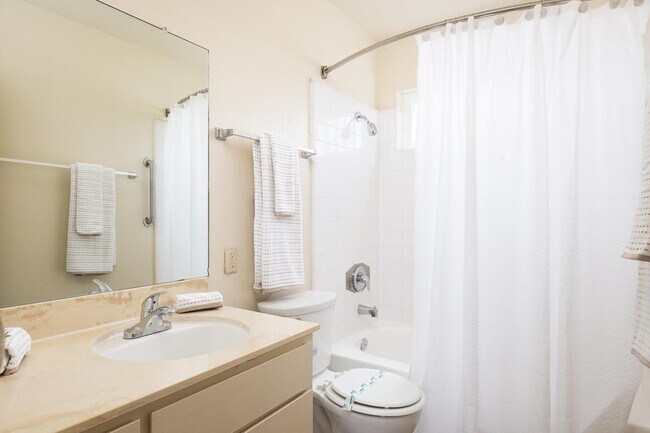Building Photo - Quiet One Bedroom In Garden Community