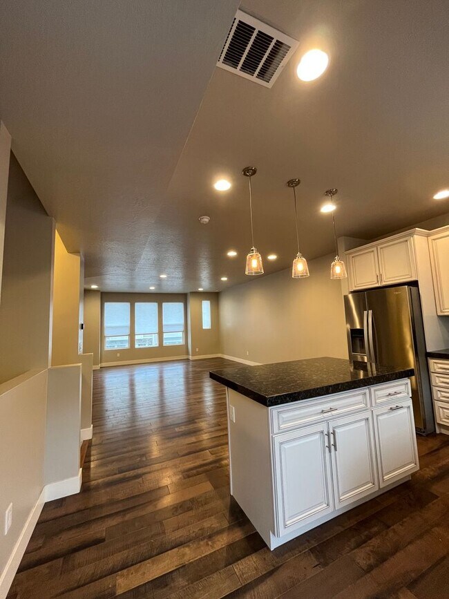 Building Photo - 3 Bed/ 3 Bath Townhome in Draper!