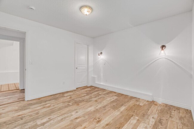 Building Photo - Stunning, spacious 4-bdrm/4-bath in Tigard. Fireplace, massive decks, next to nature