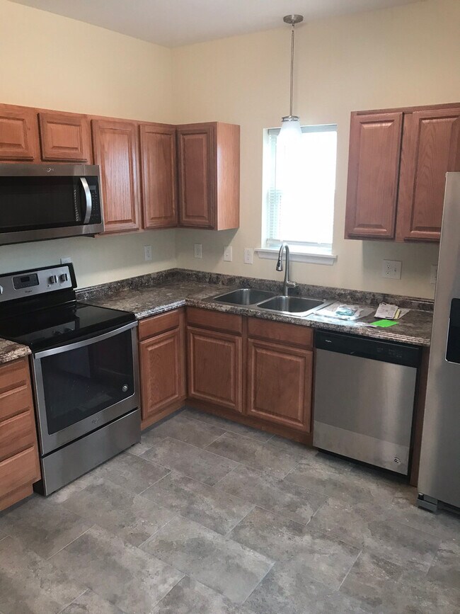 Building Photo - Arden Townhome: Commuter's Wishlist
