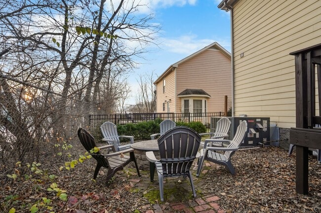 Building Photo - 914 Warren St