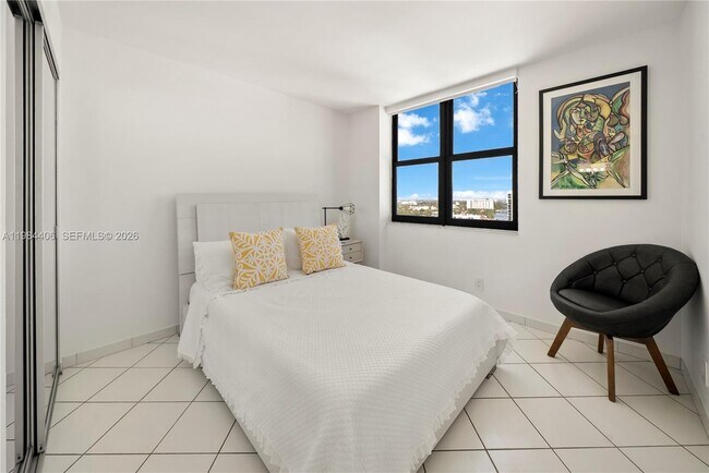 Building Photo - 2555 Collins Ave