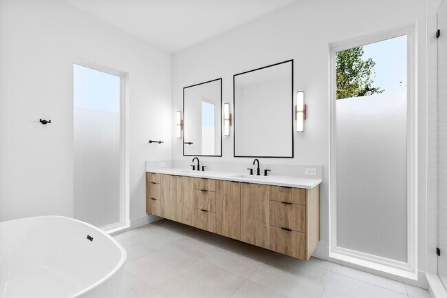 Building Photo - 2814 Guymon St