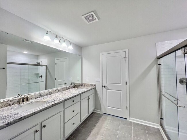 Building Photo - 812 McKenzie Pk Ter