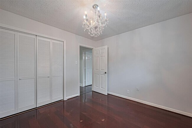 Building Photo - 8045 Ridgeview Dr