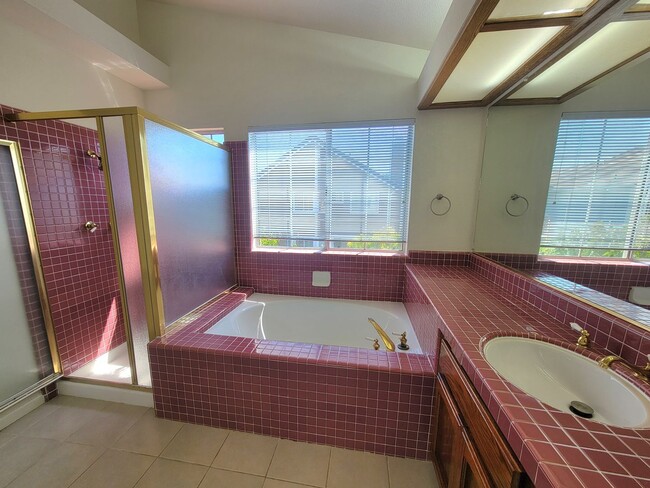 Building Photo - Lovely and Spacious 4-bedroom Beauty in De...