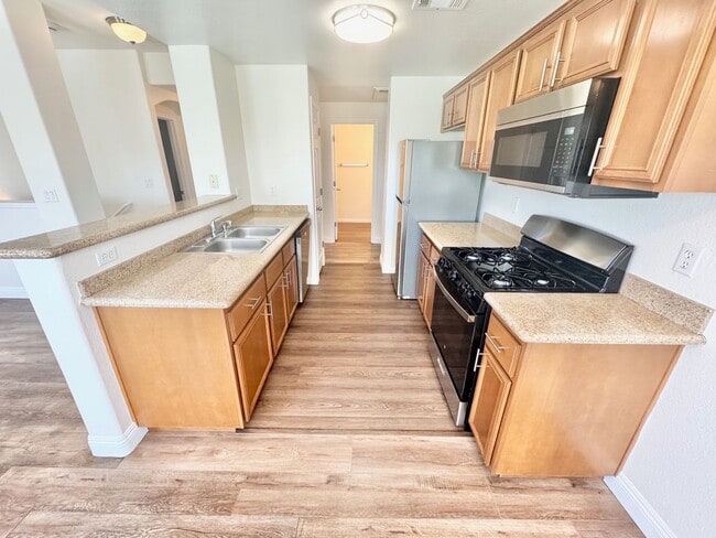 Building Photo - Fully upgraded condo with new flooring, paint, and appliances in Southwest Las Vegas