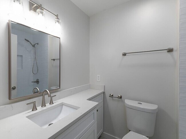 Building Photo - 2506 Kingsley Dr NE