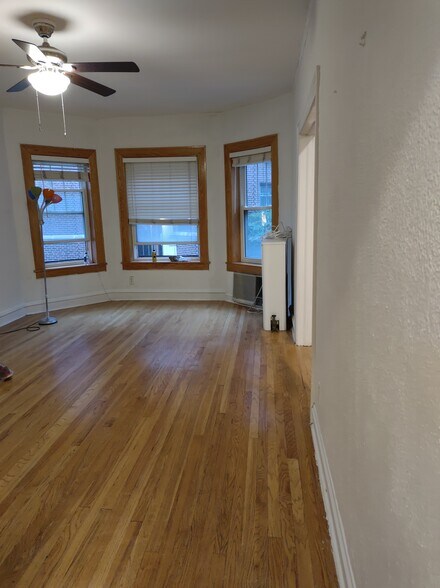 Livingroom - 539 W Addison St