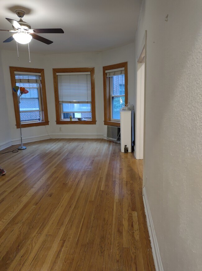 Livingroom - 539 W Addison St