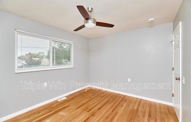 Building Photo - 2325 Golfway St