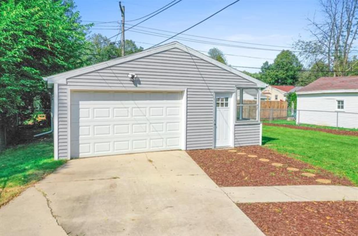 Building Photo - 1222 S Oneida St